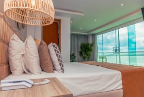 Minibar, desk, laptop workspace, blackout curtains - Paradiso Pero Praia Hotel (Cabo Frio)