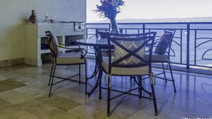 Apartemen Mewah, 3 kamar tidur, akses difabel, pemandangan laut sebagian | Balkon