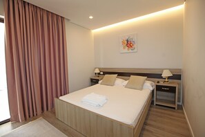 Double Room, Balcony | Individually furnished, desk, laptop workspace, soundproofing - Hotel Star (Sarandë)