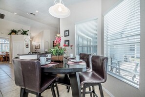 Appartement, plusieurs chambres | Repas dans la chambre