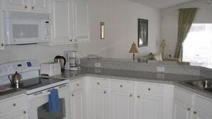 Apartment, Multiple Bedrooms | Private kitchen - WY252 (Davenport)
