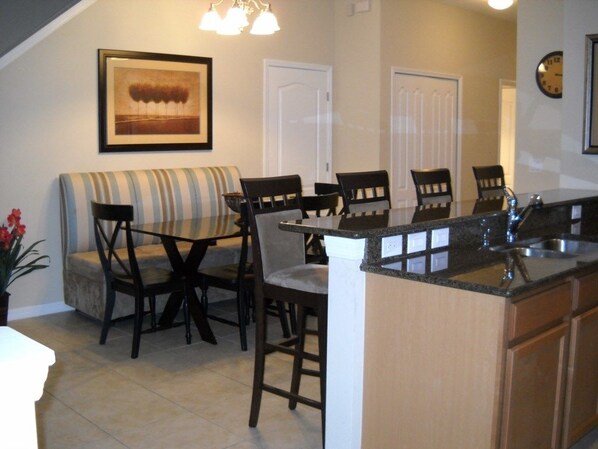 Huoneisto, useita makuuhuoneita | Ruokailu omassa huoneessa