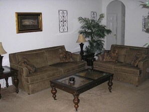 公寓, 多間臥室 | 客廳 |  DVD 播放機