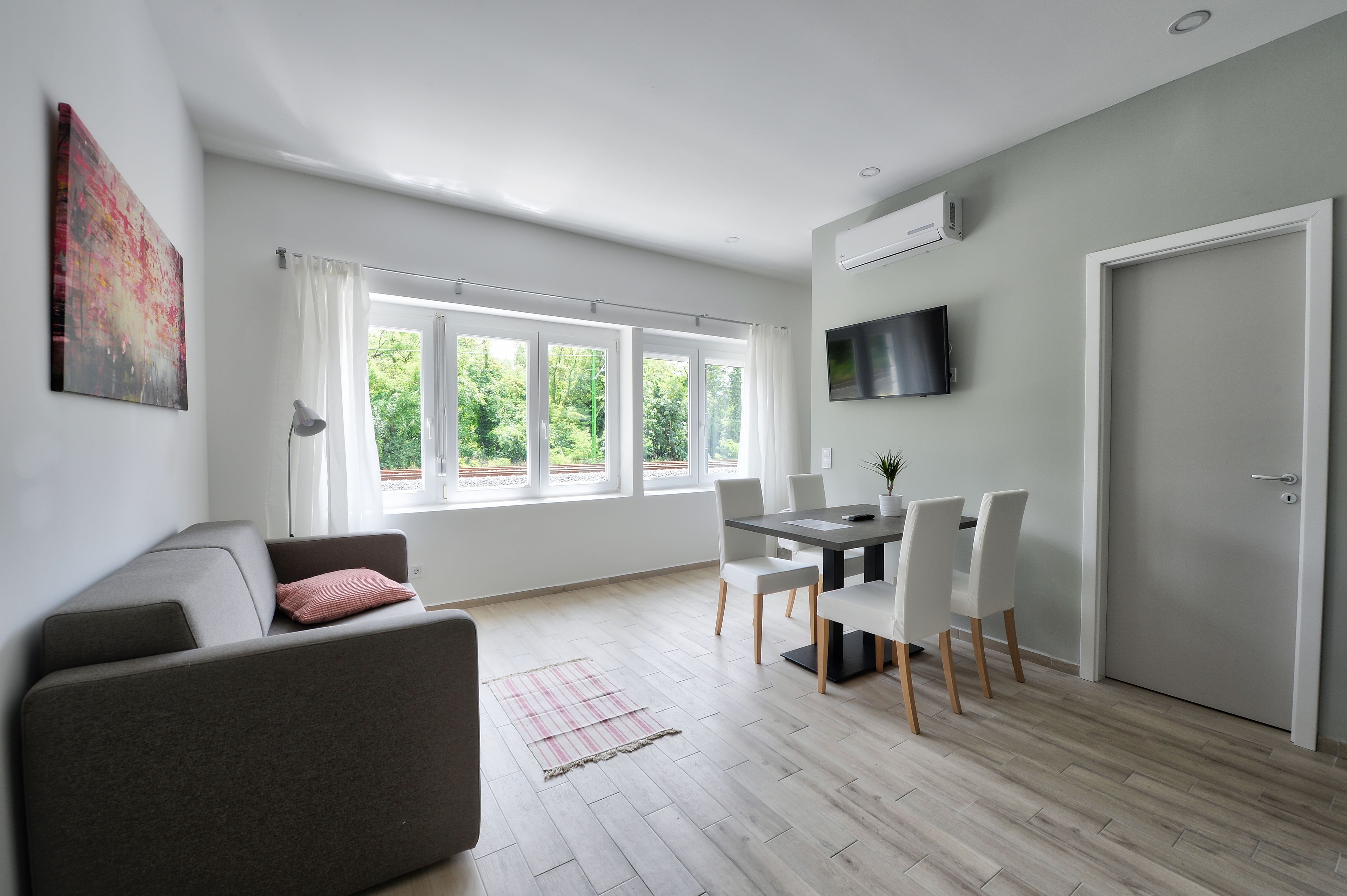 Comfort Studio, 1 Queen Bed | Living area | Flat-screen TV