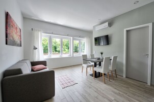 Comfort Studio, 1 Queen Bed | Living area | Flat-screen TV