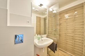 Premium Apartment, 2 Bedrooms, Terrace | Bathroom | Shower, hair dryer, towels