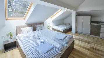 Comfort Studio, 1 Queen Bed | 1 bedroom, iron/ironing board, free WiFi
