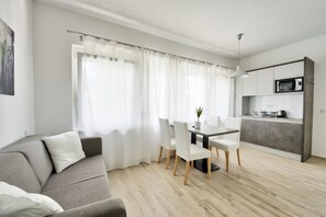 Apartamento Premium, 1 habitación, terraza | Zona de estar | Una televisión de pantalla plana