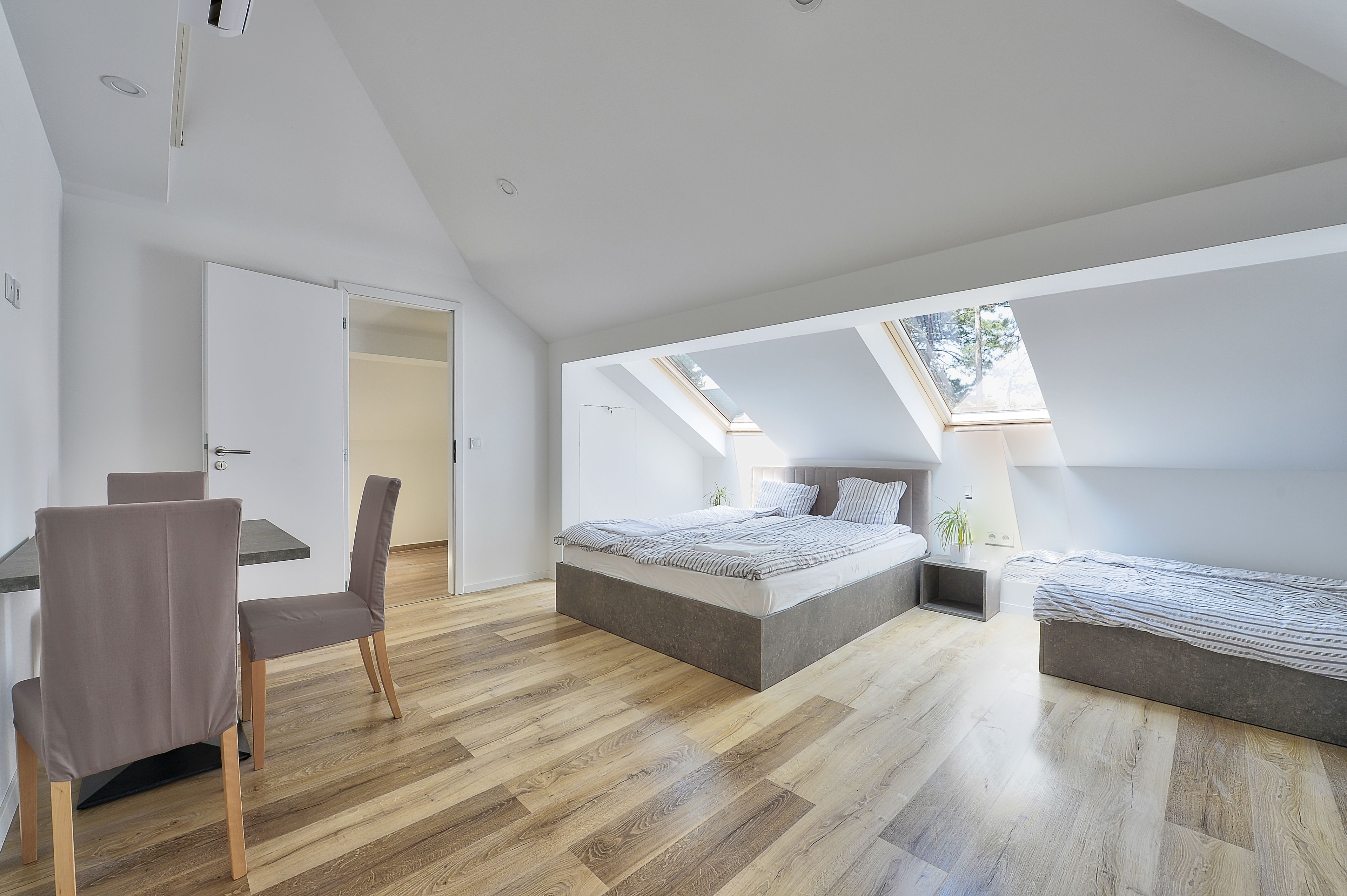 Comfort Studio, 1 Queen Bed | Iron/ironing board, free WiFi