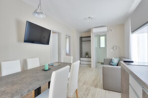 Appartement Prestige, 2 chambres, balcon | Cuisine privée | Réfrigérateur, four à micro-ondes, surface de cuisson