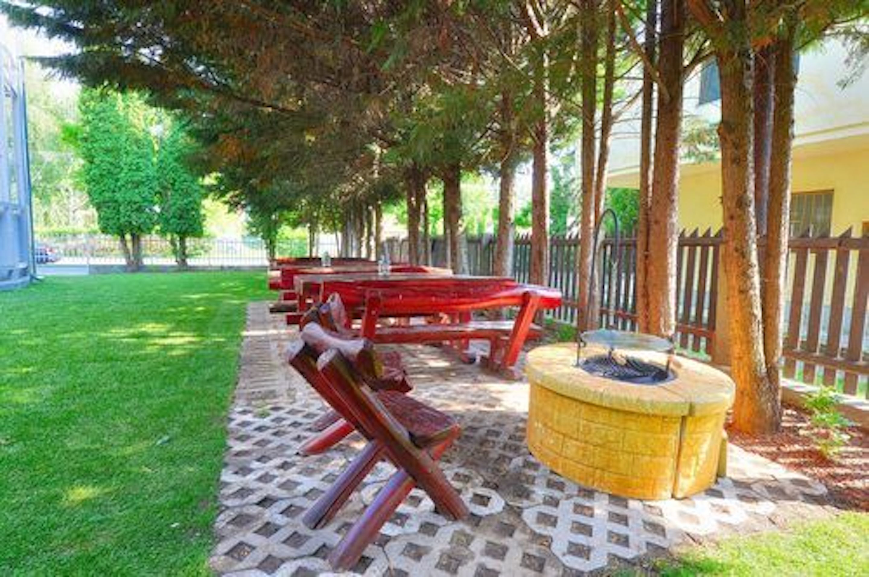 Un espacio al aire libre cubierto con bancos y un brasero.