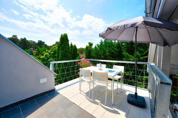 Appartement Premium, 1 grand lit et 1 canapé-lit, balcon | Vue de la chambre