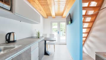 Estudio, balcón | Cocina básica privada | Frigorífico, microondas, placa de cocina y hervidor eléctrico