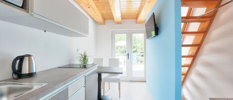 Studio, Balcony | Private kitchenette | Fridge, microwave, stovetop, electric kettle