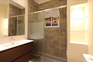 Apartment, 2 Bedrooms, Patio (Soroa) | Bathroom | Shower, free toiletries, towels