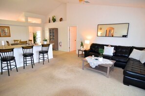 Apartment, Multiple Bedrooms | Living room - 409COV (Davenport)