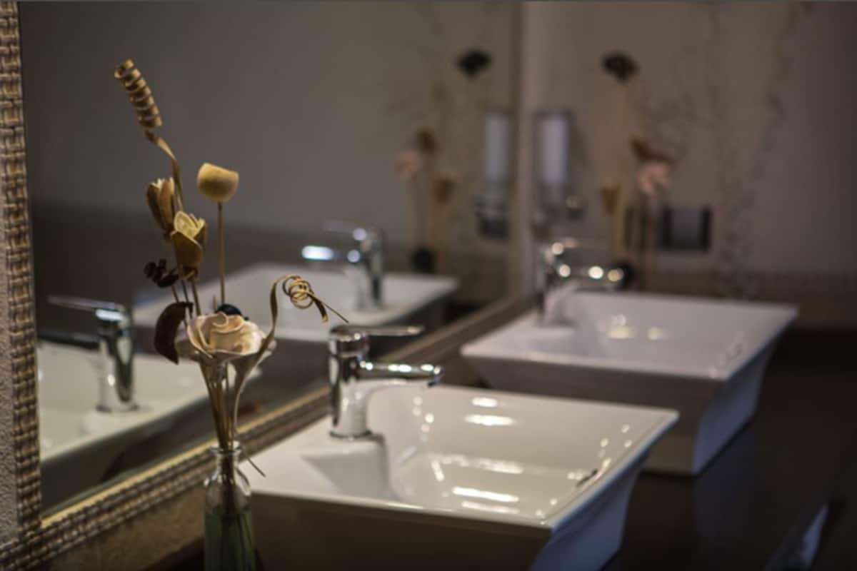 Quadruple Room | Bathroom | Combined shower/bathtub, free toiletries, hair dryer, bidet