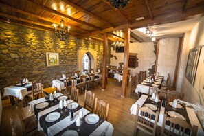Breakfast, lunch, dinner served; local cuisine  - Hotel Casa Beletri (Bejar)