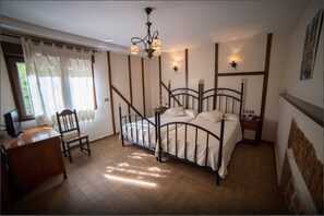 Habitación con 1 cama doble o 2 individuales | Minibar, escritorio, cortinas opacas y wifi gratis