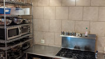 Full-sized fridge, microwave, oven, stovetop
