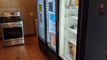 Full-sized fridge, microwave, oven, stovetop