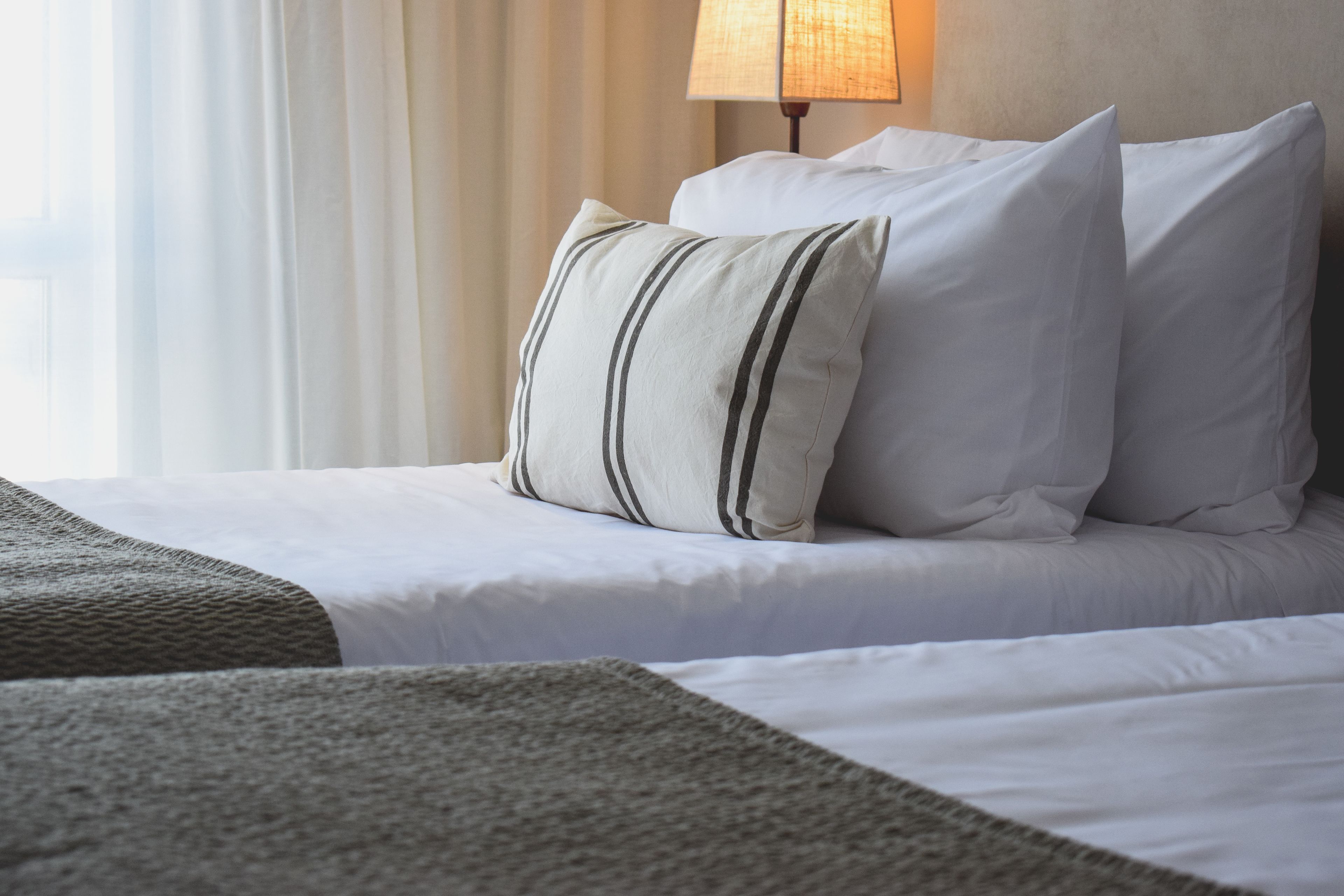 Perhehuone | Ylelliset vuodevaatteet, untuvapeitot, minibaari, tallelokero huoneessa