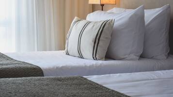 Perhehuone | Ylelliset vuodevaatteet, untuvapeitot, minibaari, tallelokero huoneessa