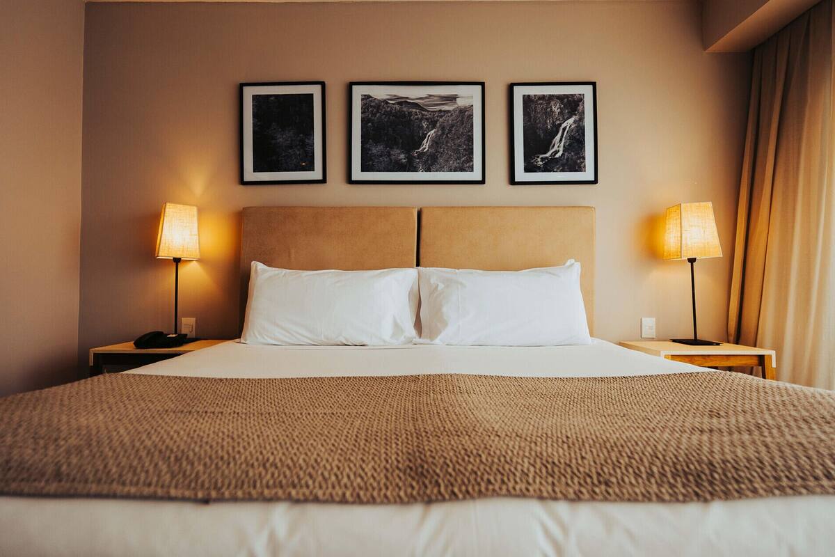 Sengetøy av topp kvalitet, dundyner, minibar og safe på rommet