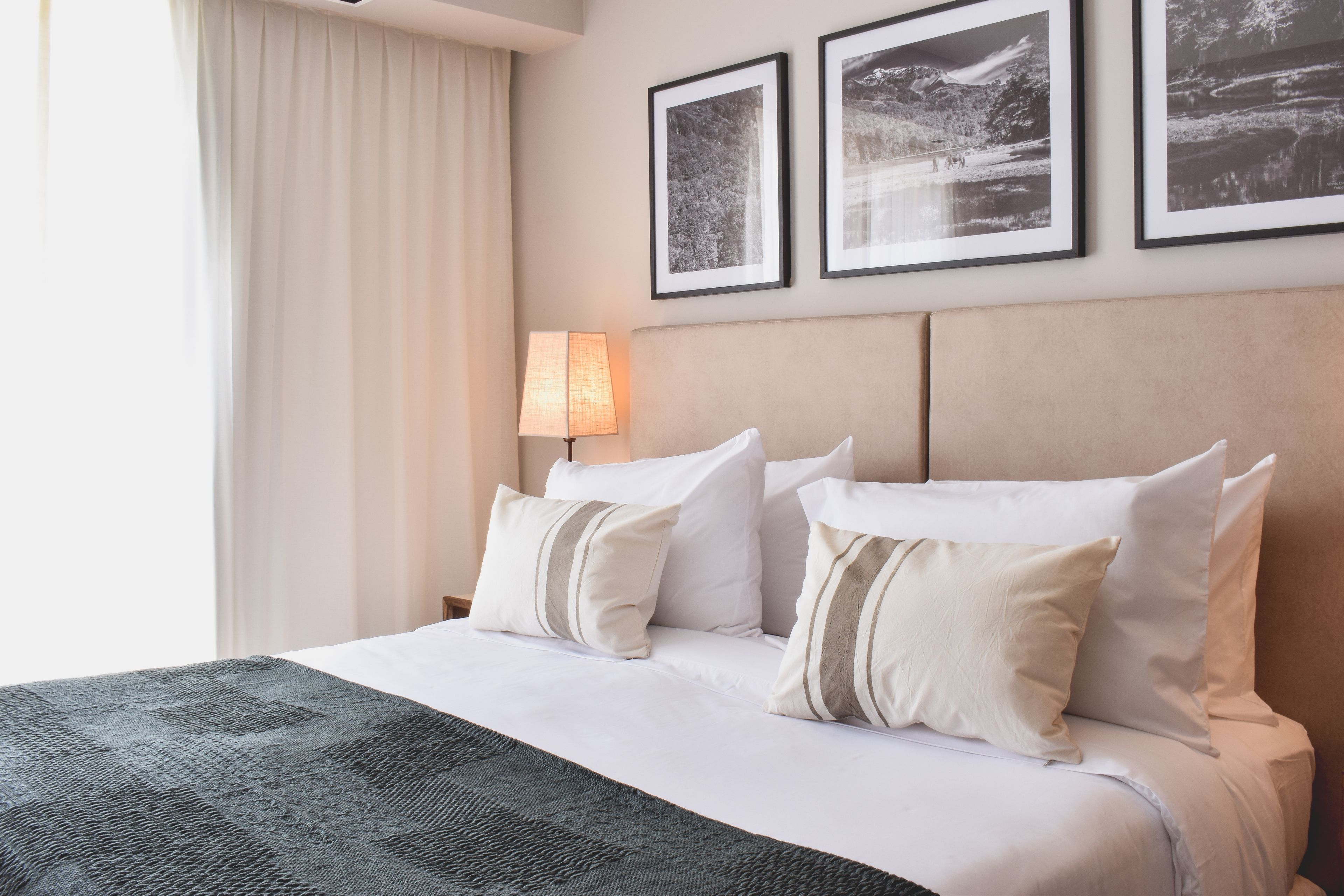 高级双人房或双床房 | 高档床上用品、羽绒被、迷你吧、客房内保险箱