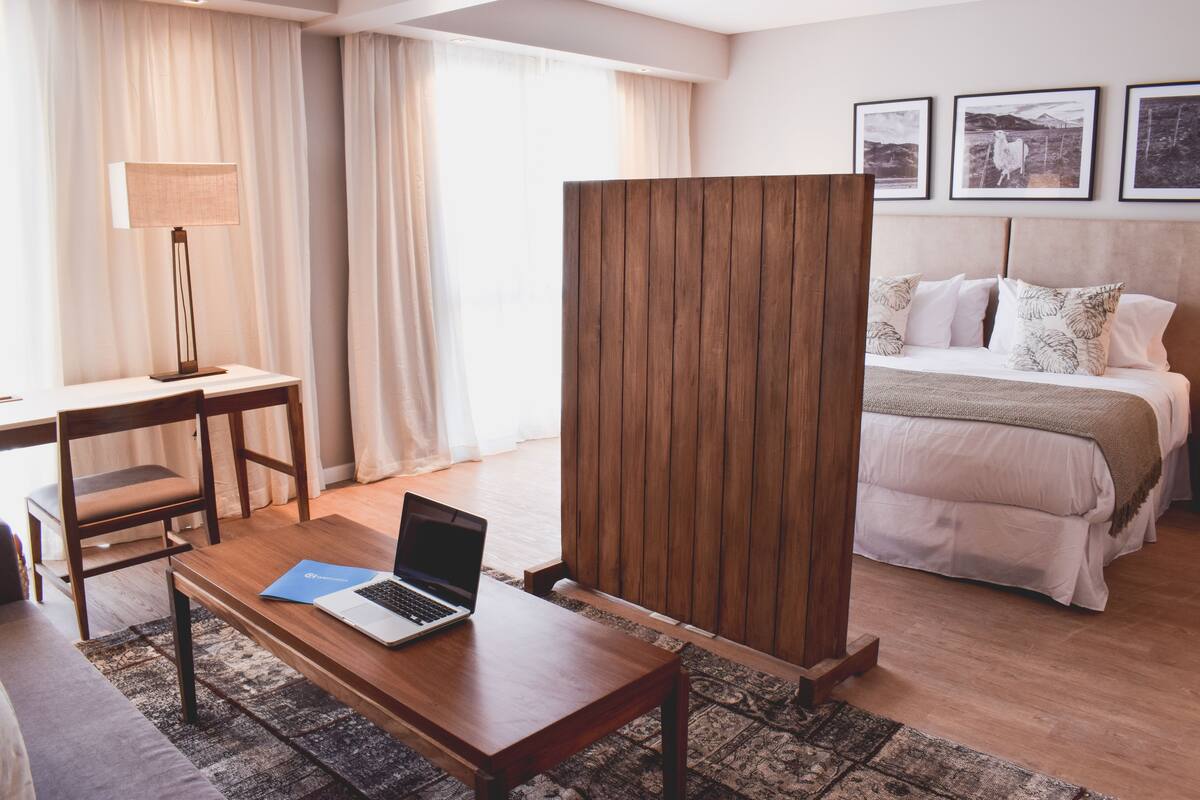 Suite – executive | Sengetøy av topp kvalitet, dundyner, minibar og safe på rommet