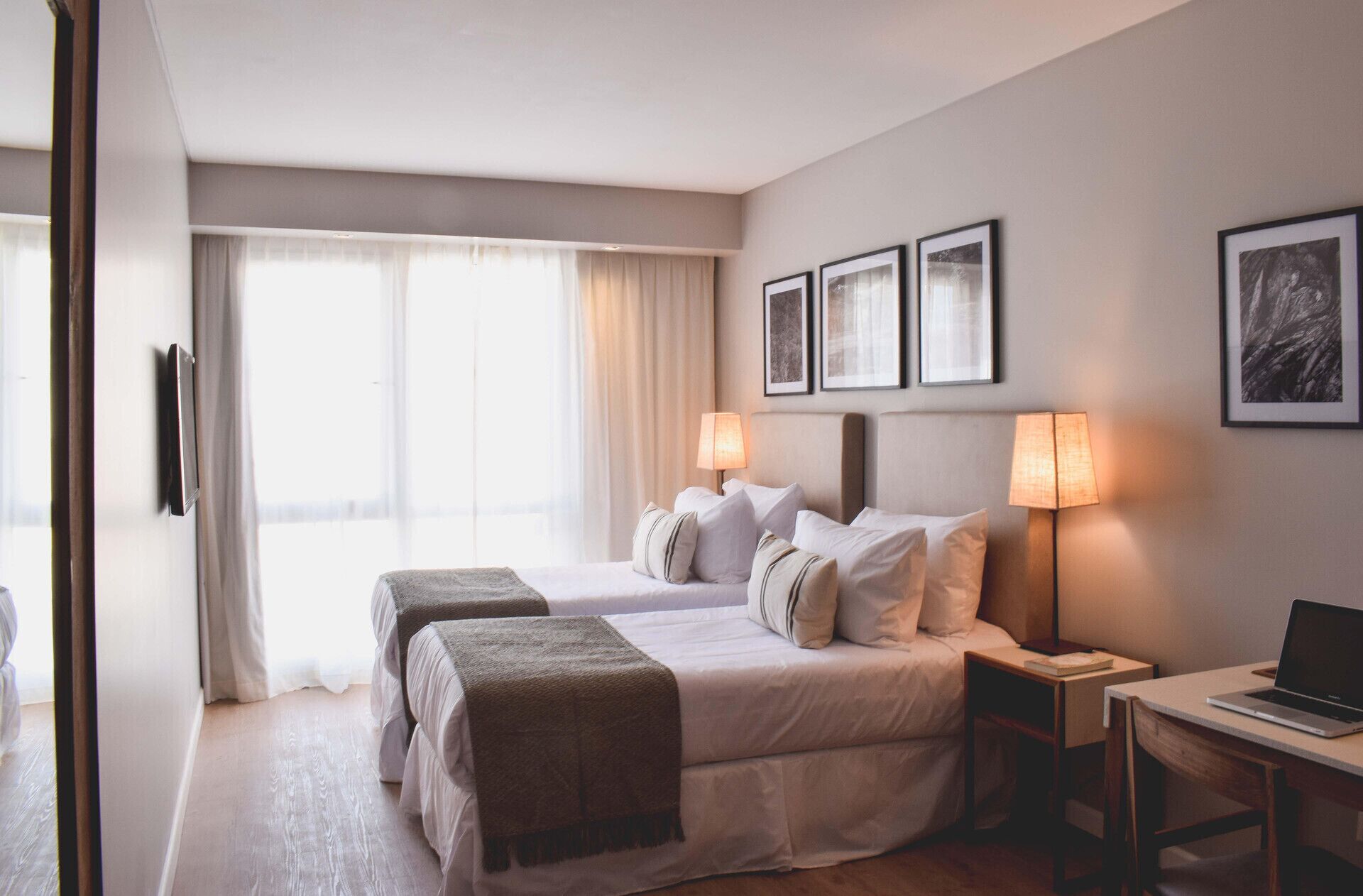 Biancheria da letto di alta qualità, copriletto in piuma, minibar