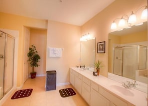 Appartement, plusieurs chambres | Lavabo de la salle de bain