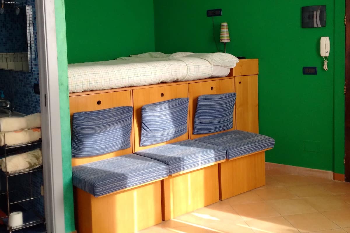 Quarto casal, sacada, vista para a cidade | Roupas de cama premium, escrivaninha, berços grátis, Wi-Fi de cortesia