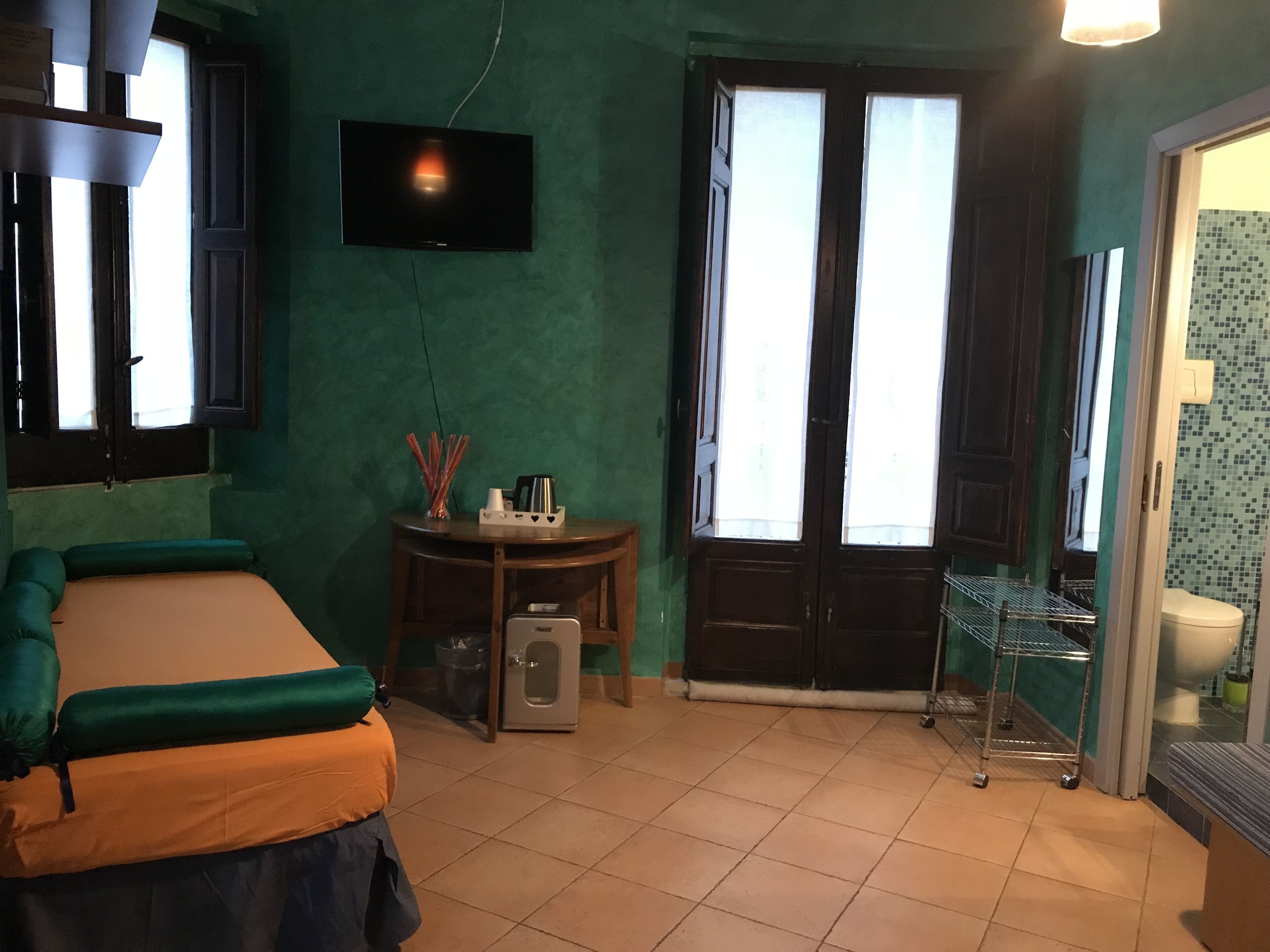 Tripla Basic, balcone, vista città | Biancheria da letto di alta qualità, una scrivania