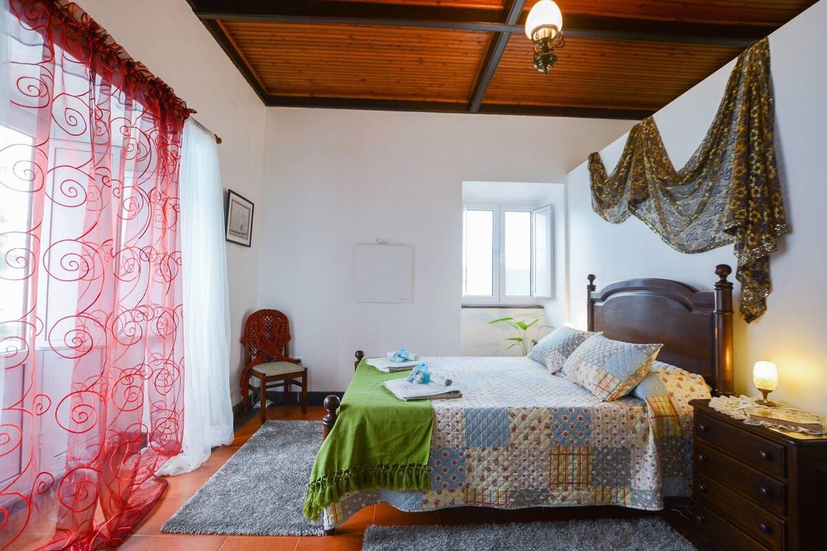 Traditionele suite, uitzicht op zwembad | 1 slaapkamer, bedden met traagschuimmatrassen, een laptopwerkplek