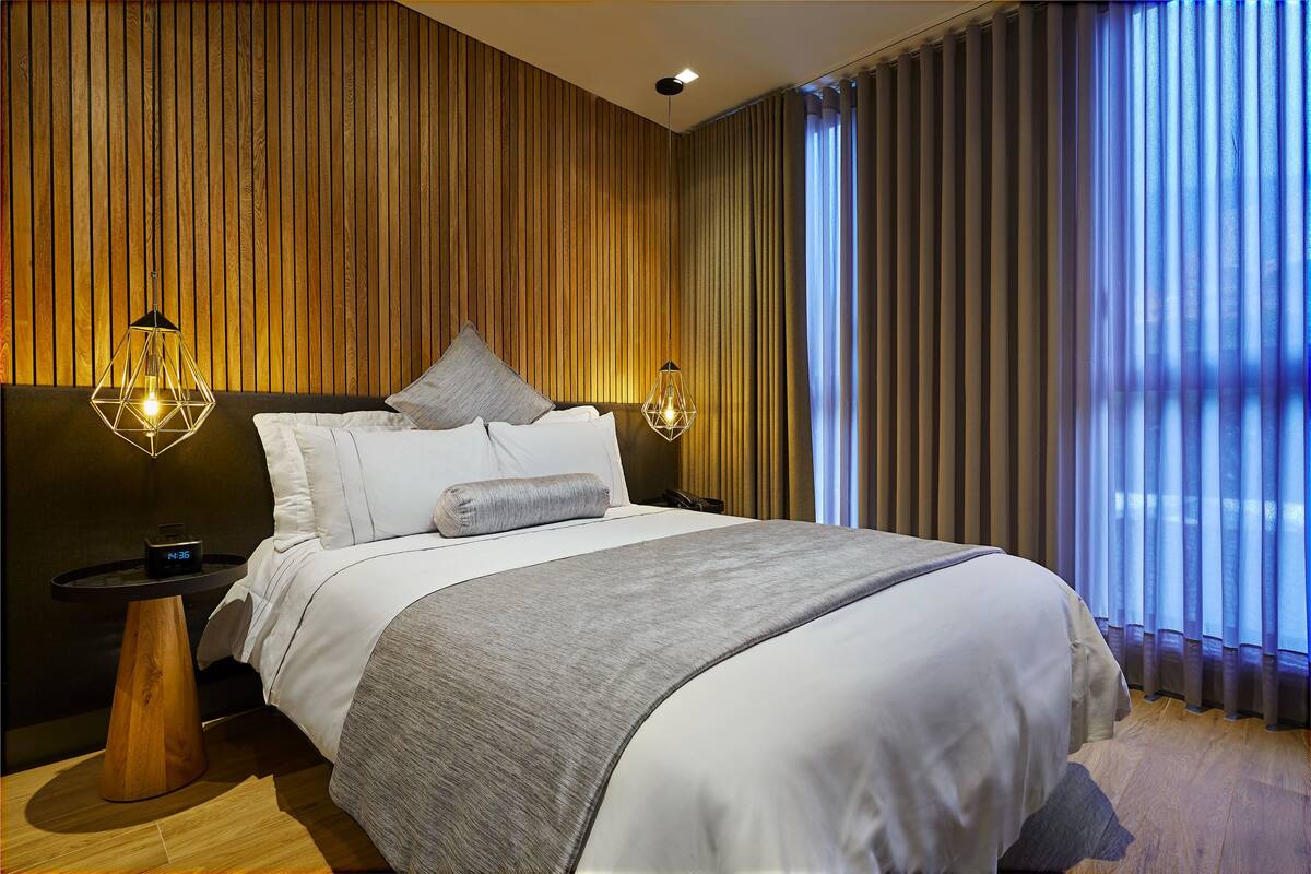 standard room, 1 double bed, tower | premium bedding, minibar, in-room safe, desk
