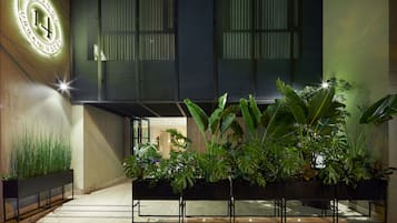 Front of property â evening/night