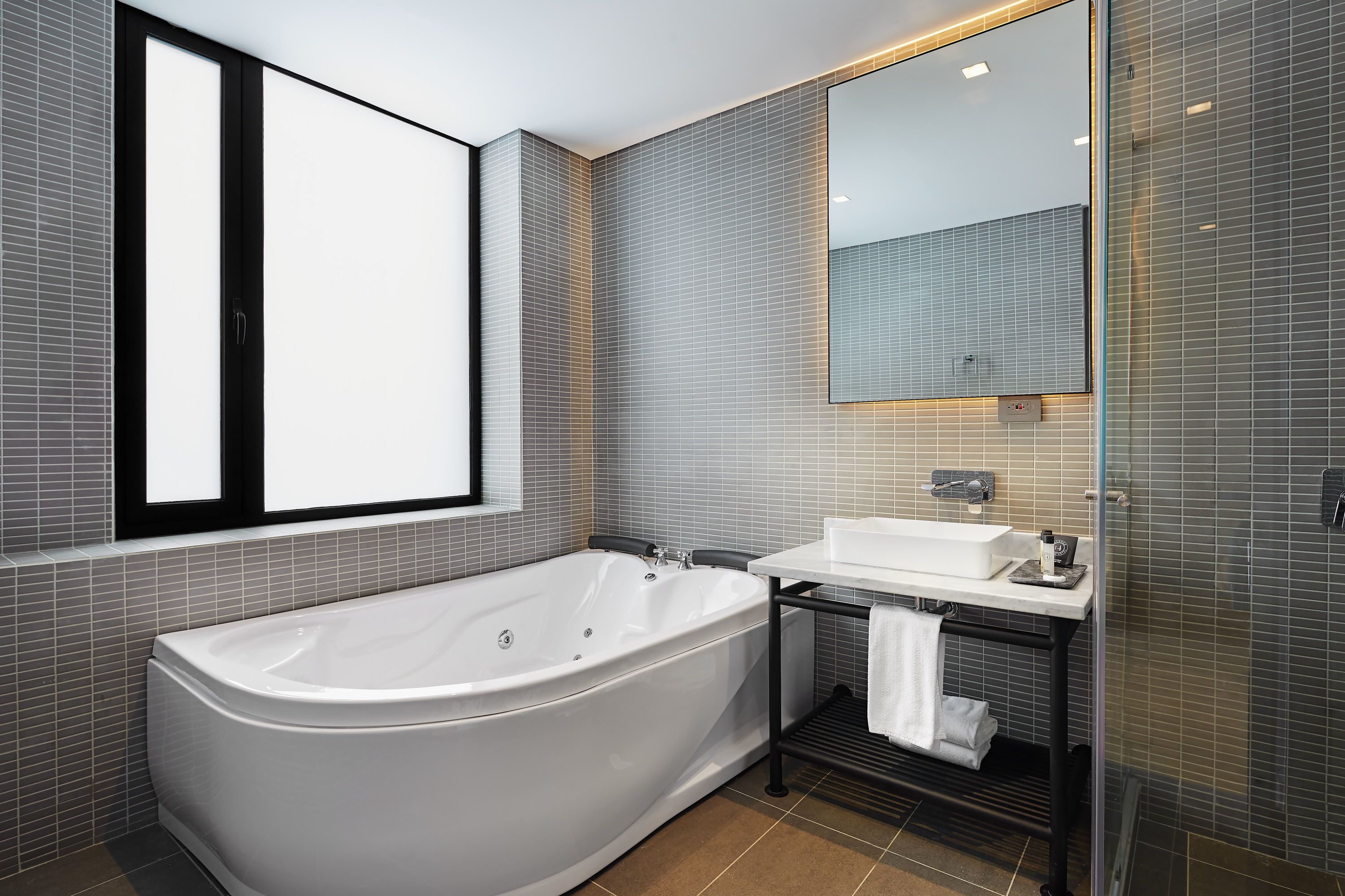 junior suite, 1 king bed, jetted tub, mountain view | jetted bathtub