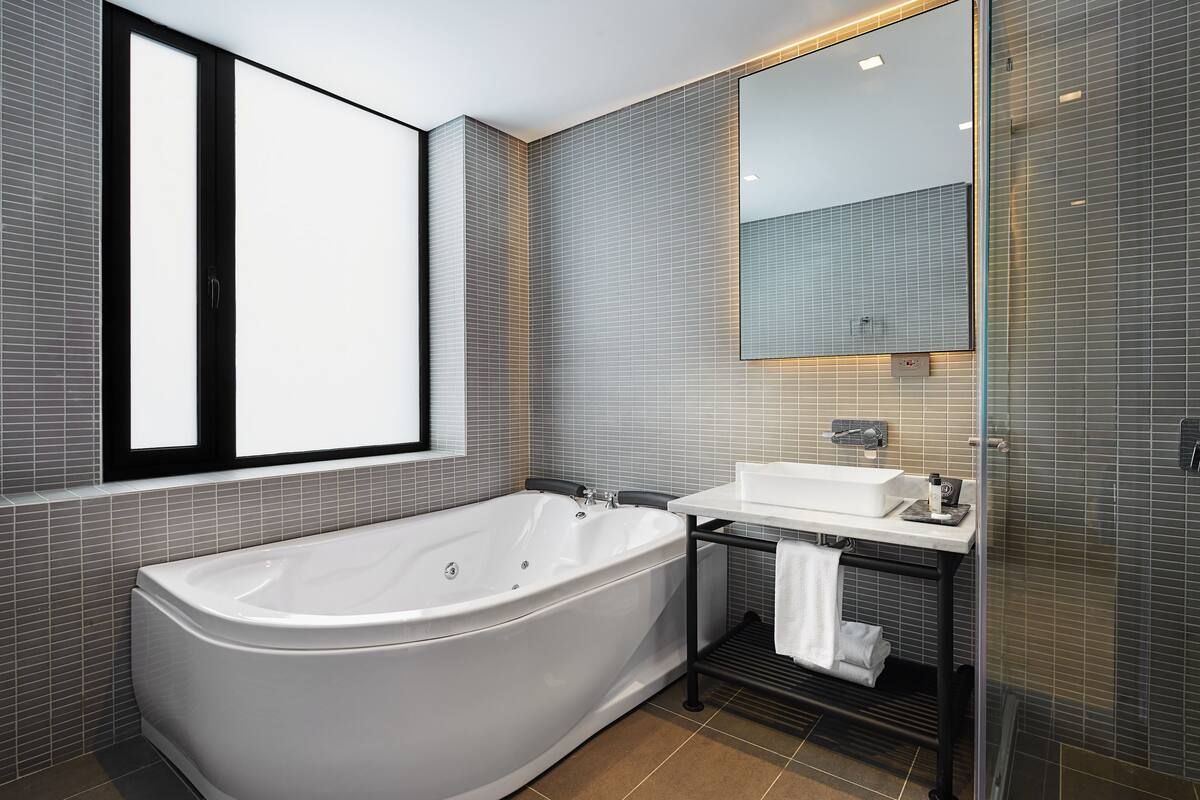 junior suite, 1 king bed, jetted tub, mountain view | jetted bathtub