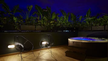Deluxe Suite, 1 King Bed, Jetted Tub, Mountain View | Jetted bathtub