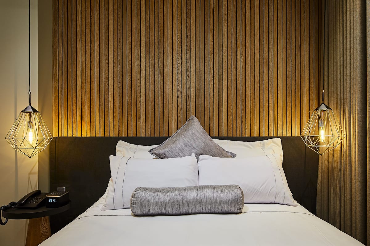 1 kamar tidur, seprai premium, minibar, dan brankas
