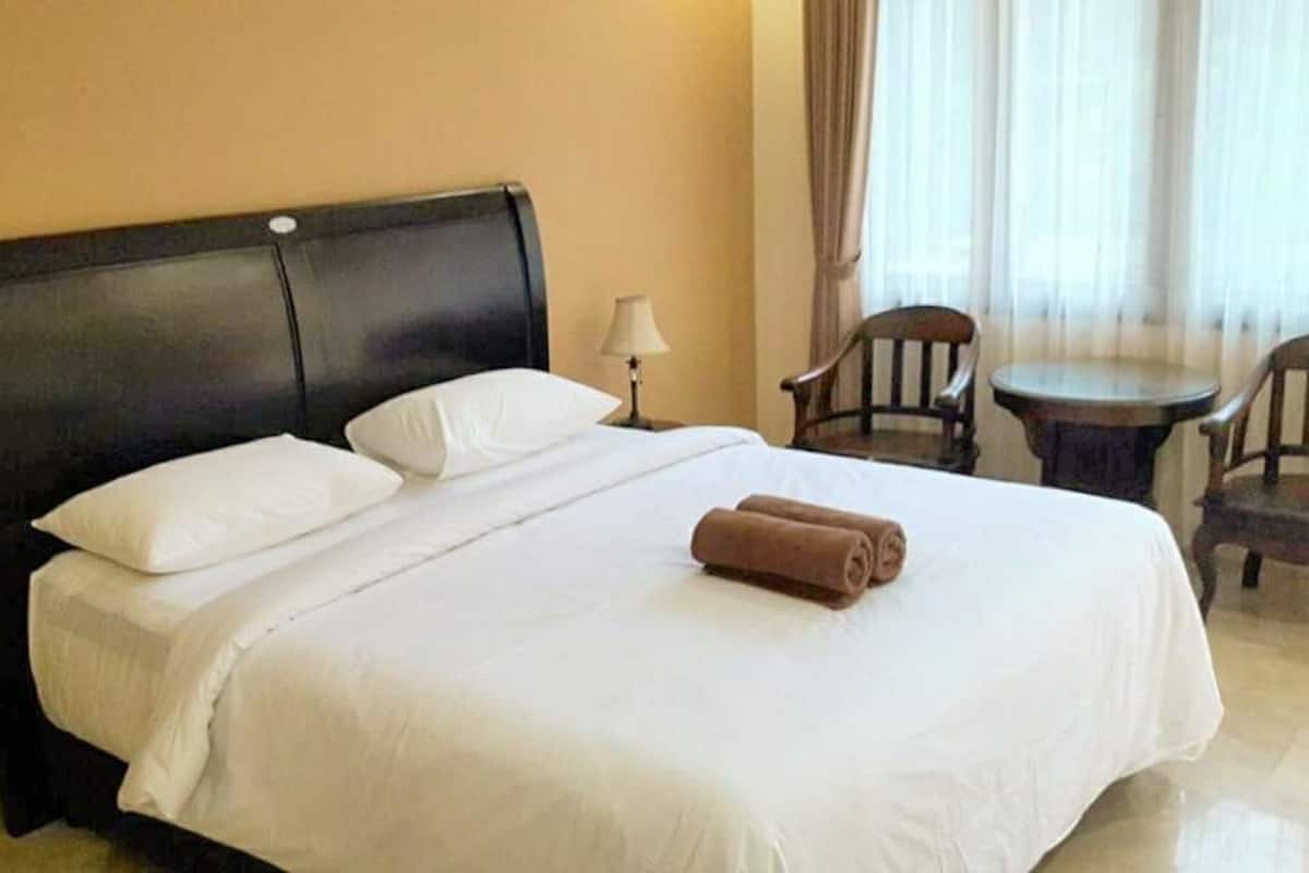 Deluxe Room, 1 King Bed, Poolside | Desk, WiFi (free), bed sheets