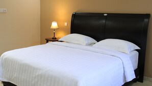 Desk, WiFi (free), bed sheets - Kecik Inn (Canggu)