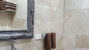Deluxe Room, 1 King Bed, Poolside | Bathroom | Shower, free toiletries, towels - Kecik Inn (Canggu)