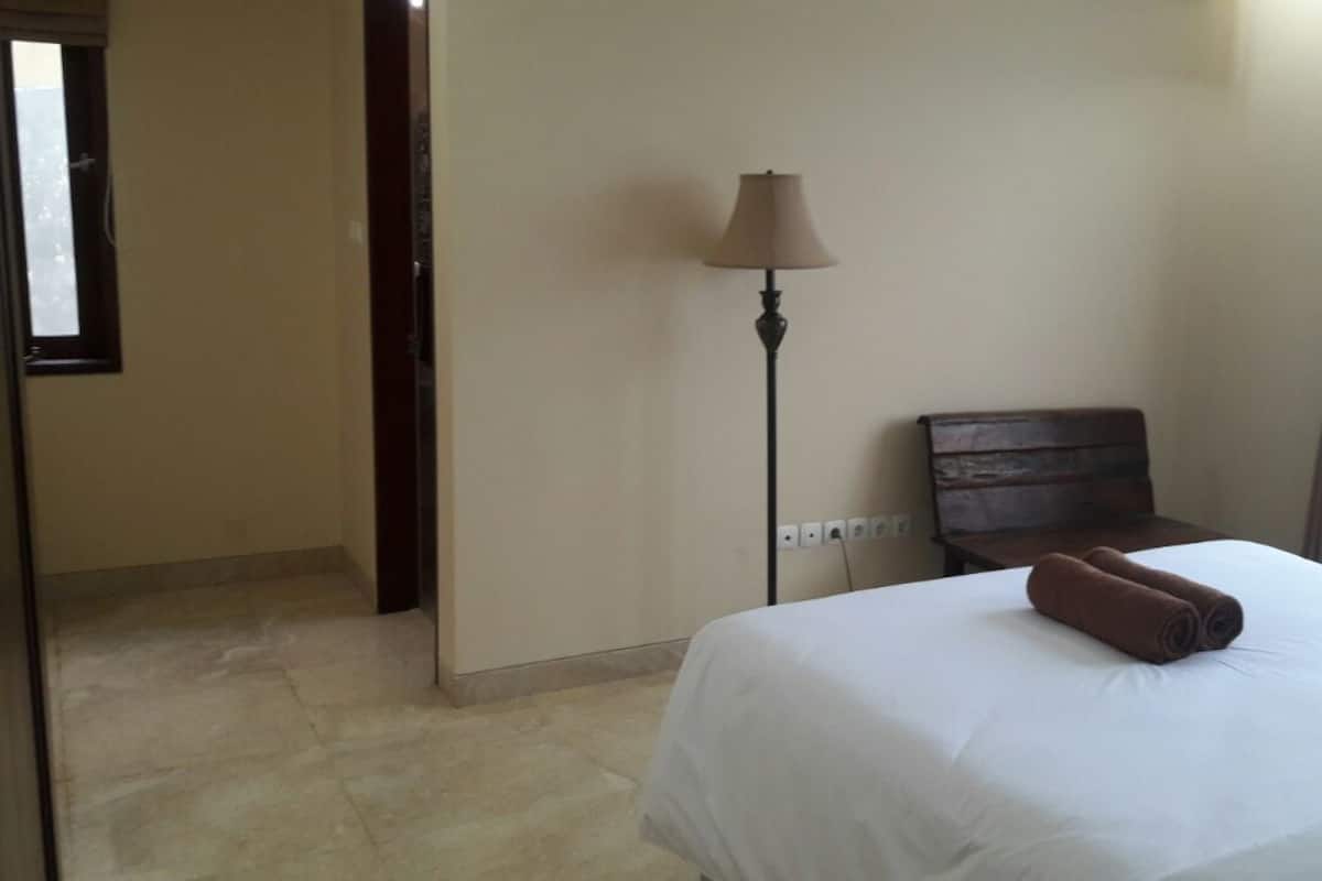 Standard Room, 1 Queen Bed | Desk, WiFi (free), bed sheets