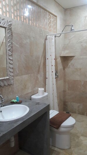 Shower, free toiletries, towels - Kecik Inn (Canggu)