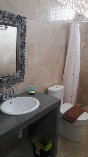 Shower, free toiletries, towels - Kecik Inn (Canggu)