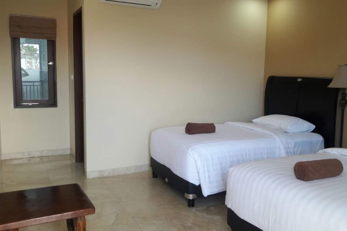 Deluxe Twin Room, 2 Twin Beds | Desk, WiFi (free), bed sheets
