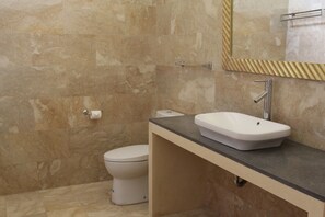 Deluxe Room, 1 King Bed, Poolside | Bathroom | Shower, free toiletries, towels - Kecik Inn (Canggu)