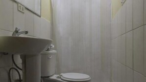 Een douche, gratis toiletartikelen, handdoeken